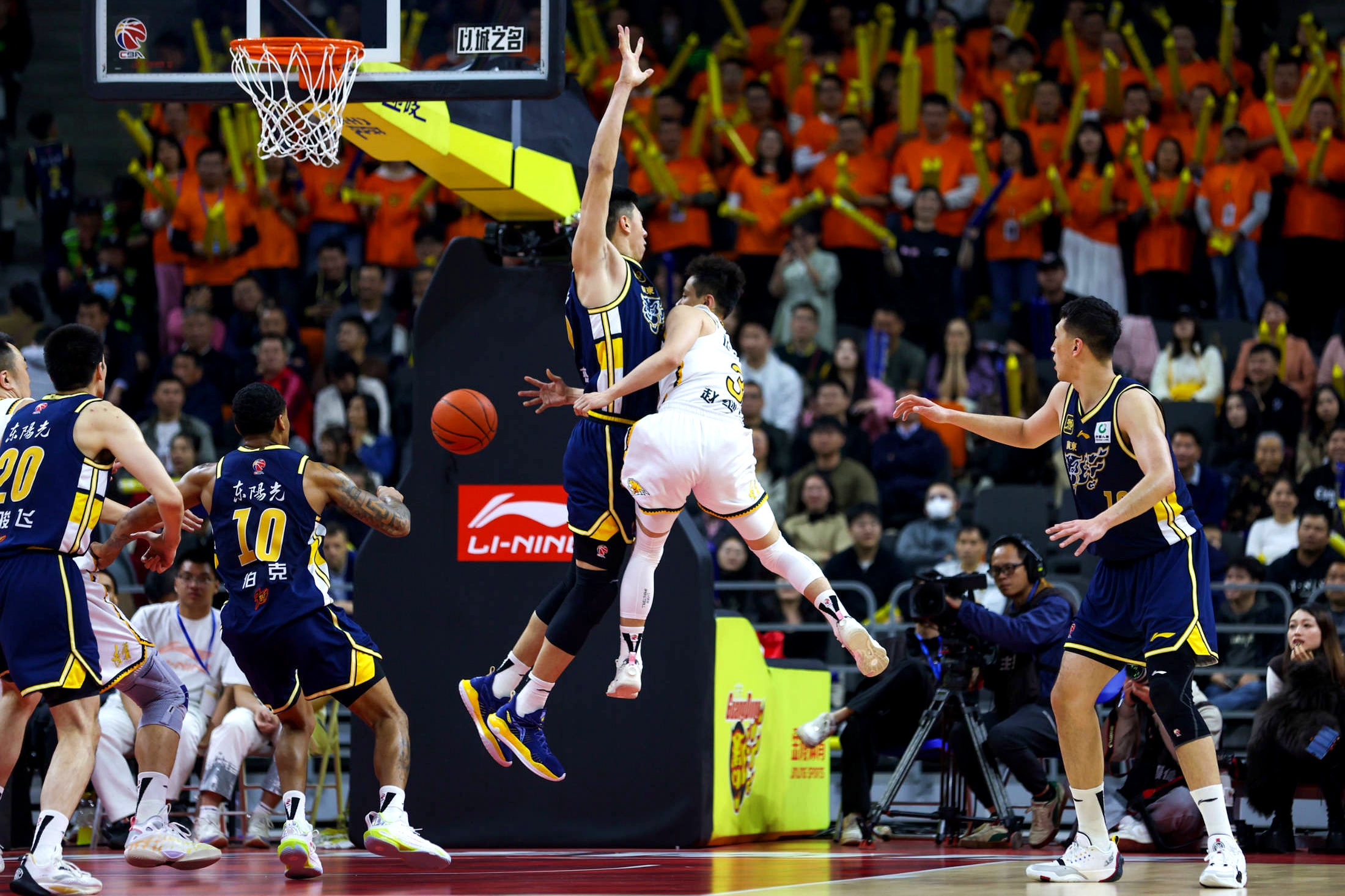 关于山东男篮训练开放日，加时末段完成体检引欢呼，CBA常规赛在即，控场能力受关注的信息